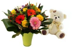 Knuffelbeer love you met bloemen in vaas