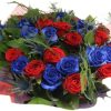 boeket blauwe en rode rozen