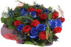 boeket blauwe en rode rozen