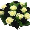 Zwarte en witte rozen boeket