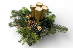 kerststuk goudkleurig op rotan