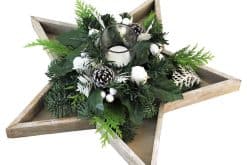 Kerststuk wit in houten ster vorm