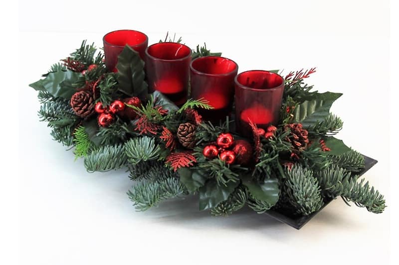 ik heb dorst blad motief Kerststuk rood op schaal met 4 waxine kaarsen - Regioboeket