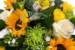 paasboeket gele en witte bloemen