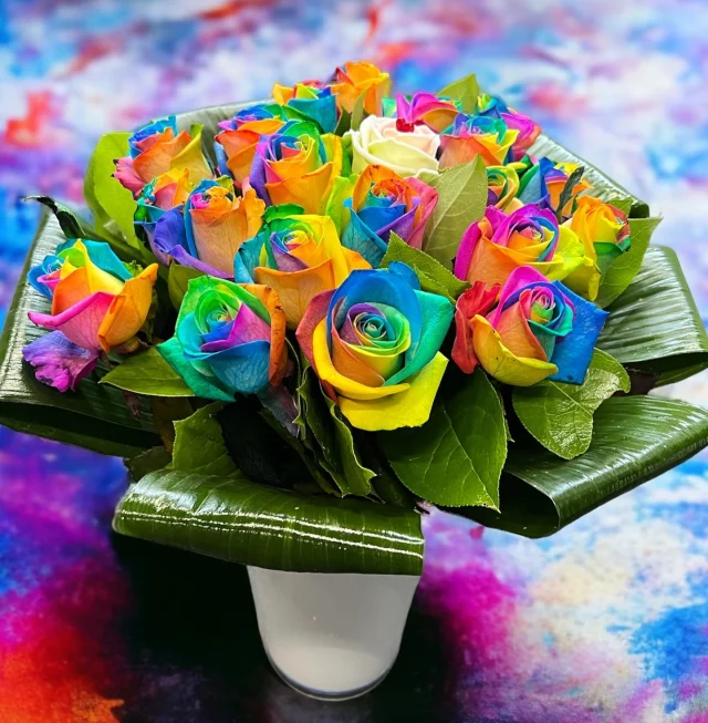 Regenboog gekleurde rozen🏳️‍🌈

#regioboeket #regenboog #regenboogroos #rainbow #rainbowroses #amsterdam #rotterdam_holland #rijnsburg