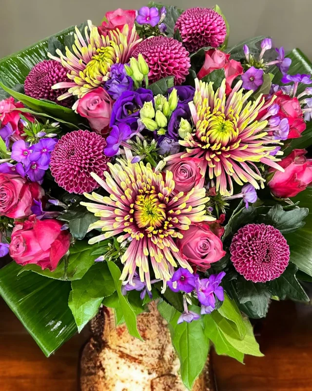 De allermooiste boeketten met paarse bloemen💕
#regioboeket #bloemenpracht #flowersmakemehappy #flowerofinstagram #rijnsburg #royalfloraholland